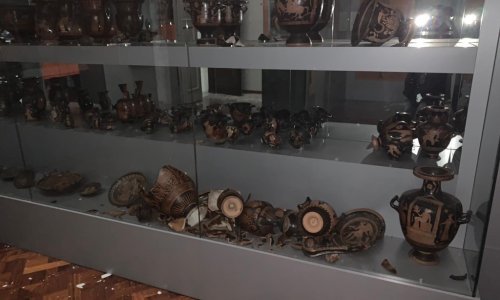 U Arheološkom muzeju stradalo i 25 posuda iz zbirke grčkih vaza