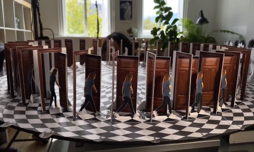 Grafički dizajner izrađuje optičke iluzije nekim od najstarijih metoda