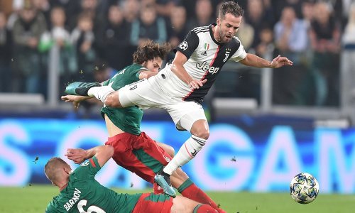 Miralem Pjanić u samoizolaciji u dresu omiljenog Hrvata za kojem navijači Juventusa i dalje tuguju; Mario Mandžukić se odmah našalio...