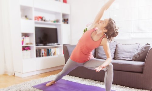 Evo zašto je upravo sada pravo vrijeme da počnete vježbati jogu iz topline doma