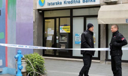 Maskirani razbojnik upao u banku u Rijeci, djelatnica prevezena na hitnu pomoć