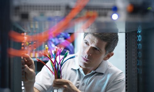 Izgubili ste se u šumi računalnih kabela? Pogledajte kako možete izaći na kraj s njima