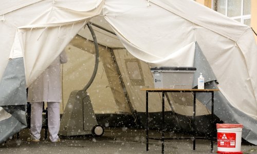 U Karlovcu netko upao u trijažni šator i fotografirao osobe koje su stigle na testiranje na koronavirus
