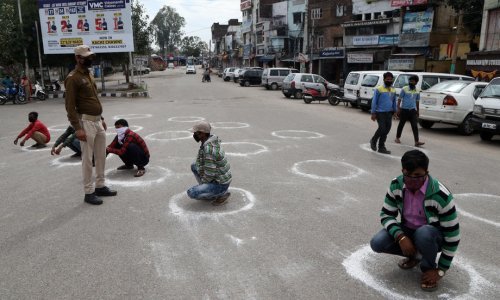 Čučnjevi, sklekovi i drveni pendreci: Pogledajte kako policija u Indiji kažnjava ljude koji krše samoizolaciju