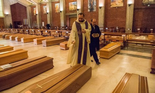 Očajni talijanski svećenik: Više ne znamo kamo bi s lijesovima, novi stižu svakog dana
