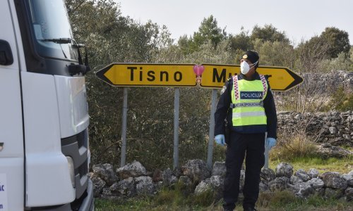 Mladi Murteranin pokušao nadmudriti policiju pa kroz šumu izašao iz karantene, otkriven i razlog