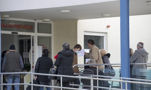 Opasna gužva ispred splitske Onkologije: teški bolesnici iz najugroženije skupine stisnuti čekaju pregled i zračenje, dr. Vrdoljak ima poruku za njih