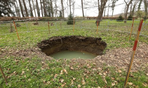 Iznenađenje u dvorištu: Potres u Stubičkim Toplicama otvorio rupu pokraj bolnice