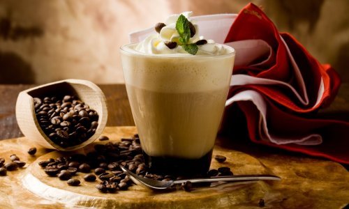 Sanjate o kremastoj kavi kakvu ste ispijali u omiljenom kafiću? Priprema u kućnoj radinosti postala je viralni hit, a sve zbog ovog recepta