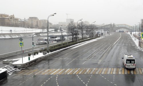 Poletio ruski zrakoplov s medicinskom opremom i maskama za SAD