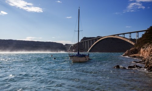 Načelnica Omišlja: Zbog propusnica lokalnog stožera kaos u prelasku Krčkog mosta