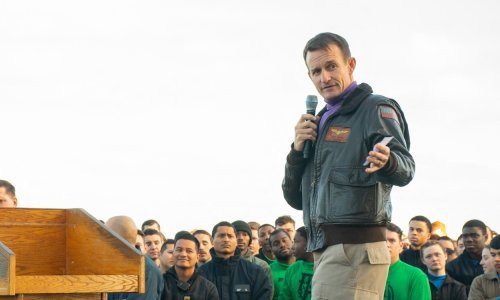 Zapovjednik nosača Roosevelt smijenjen nakon pisma o zarazi koronavirusom na brodu