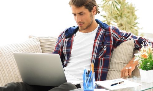 Kad je vaš dnevni boravak ujedno i ured: Što ne smijete raditi kad radite od kuće