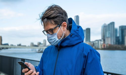 Nakon najnovijih istraživanja ponovo se aktualiziralo pitanje trebamo li svi nositi zaštitne maske, a čak i WHO razmišlja o promjeni službenog stava