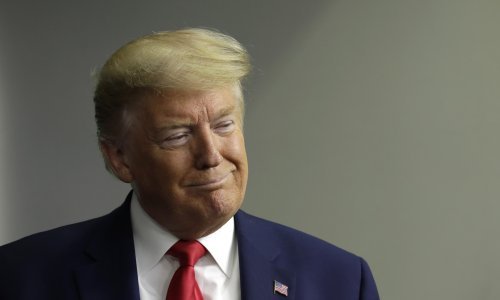 Trump savjetuje nošenje maske, ali sam je ne kani koristiti