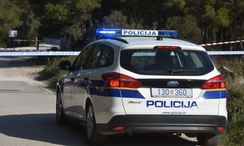 Pijan udario u policijski automobil pa pobjegao; prijeti mu kazna do 23.300 kuna