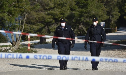 Muškarac u Bibinjama u polju jednog napao oštrim predmetom, a kod kamenoloma drugog izbatinao šakama i metalnom palicom