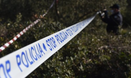 Autom sletio u jarak i poginuo, 7-godišnjak lakše ozlijeđen