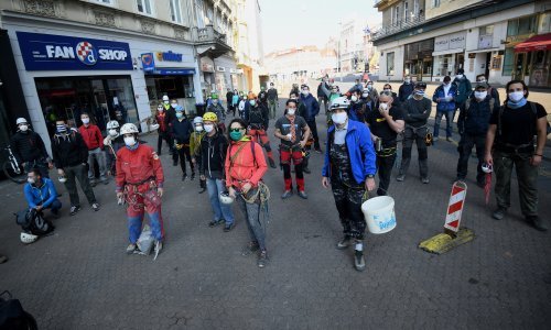 [FOTO] Gužva u centru Zagreba, no ne onakva na kakvu bi pomislili: Ova mala 'vojska' život stavlja po strani i pomaže Zagrepčanima