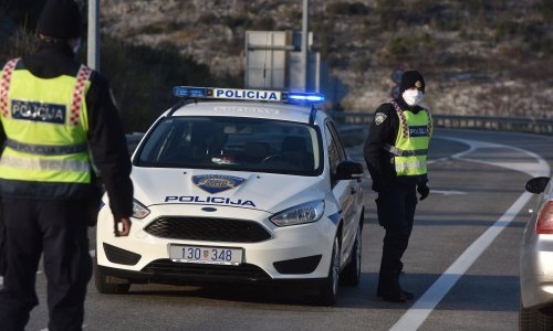 Prošao kroz crveno, izazvao prometnu nesreću i pješke pobjegao; policija ga je pronašla i ustanovila da od ranije ima zabranu vožnje