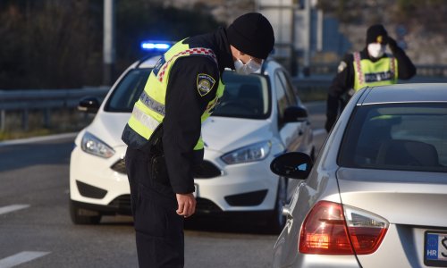 Neregistriranim automobilom divljao po Zmijavcima, vozio prebrzo suprotnim smjerom te izletio s ceste. Nikada nije položio vozački ispit