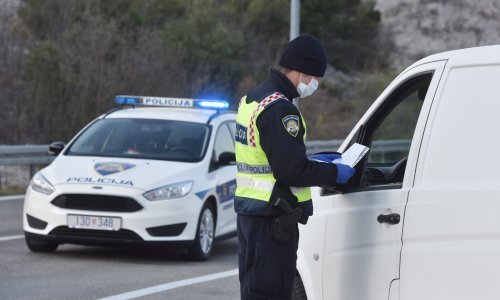 Prijavljeni izdavač i korisnik lažne propusnice na kostajničkom području