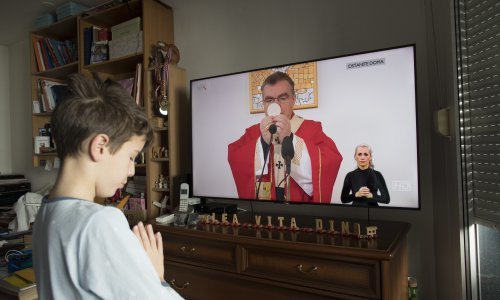 'Izgleda kao da je Isus izabrao ovog Velikog tjedna, ući u vaš dom...
Otvorite mu vrata vaših kuća, vaših obitelji, vašega srca'