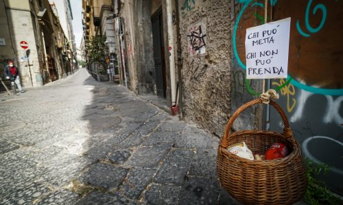 Veliko srce, malo novca: Košare s hranom spuštaju se s napuljskih balkona