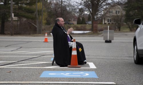 Domišljatost na djelu: Poljski svećenik obavlja drive-in ispovijedi