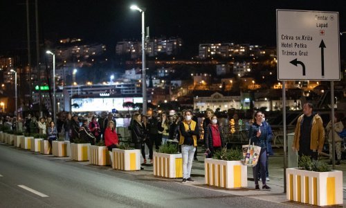 Stigla dojava da stiže koćarica pa Dubrovčani nahrupili po svježu ribu, rastjerivala ih policija; gradonačelnik ljut