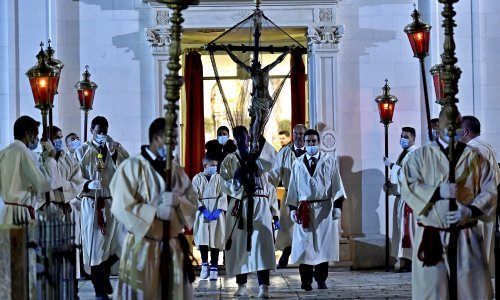 Prizori za anale: Održana procesija 'Za križen' uz posebne mjere zaštite, pogledajte kako to izgleda