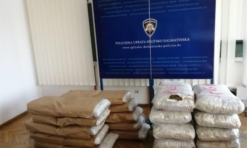 Policijski pas u kontroli prometa kod Makarske nanjušio 200 kilograma marihuane
