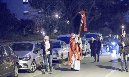 Ovako izgleda Veliki petak u doba korone: Župnik s Mertojaka udijelio blagoslov s balkona, biskup Uzinić u procesiji praznim Dubrovnikom