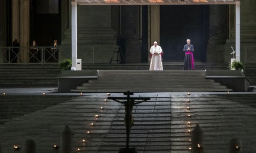 Papa Franjo legao pred oltar, Križni put na praznom Trgu svetog Petra