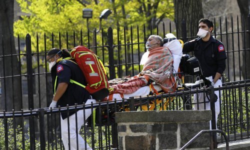 Njujorčani moraju pokrivati lice nakon što je broj umrlih prešao 30.000