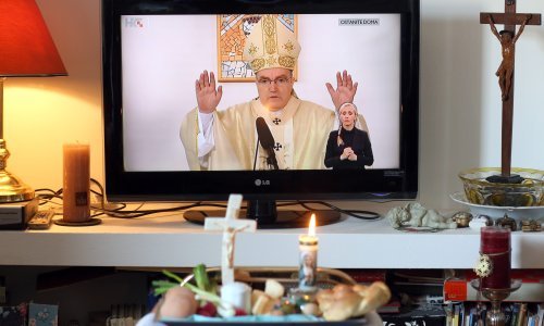 Bozanić za Uskrs pozvao vjernike da budu zajednica u kućnim crkvama