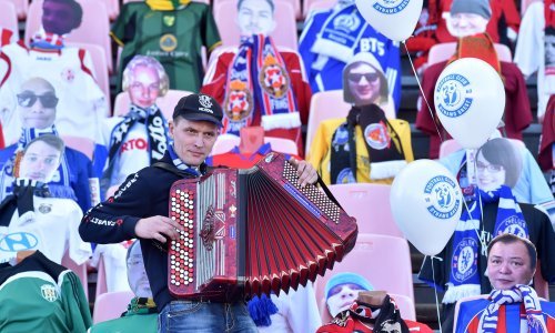 Oni opet po svom; aktualni prvak otišao razinu više i zgrozio Europu; harmonikaš na tribinama, a vruće plesačice na travnjaku...