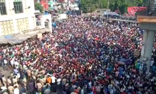 Glad izvukla Indijce iz karantene, policija ih batinama rastjeravala s ulica