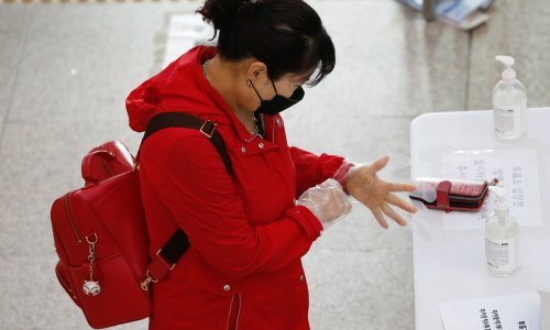 Južna Koreja održava izbore; birališta dezinficirana; birači dolaze s plastičnim rukavicama i zaštitnim maskama
