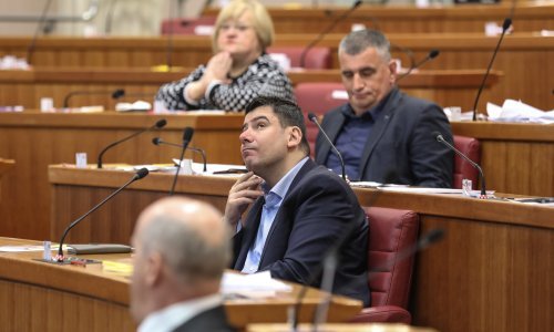 Grmoja: Ljudi će na suncu držeći razmak čekati na glasovanje namazani kremama za sunčanje