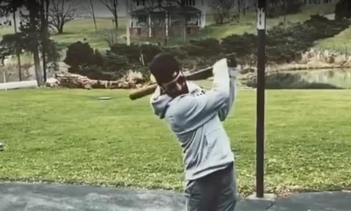 Ovaj tip izvodi nadrealne stvari s bejzbol palicom