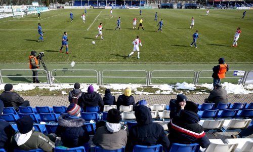 Bjelorusi biraju nogometaša tjedna, ali pozornost svijeta su privukle dvije djevojke u društvu dobitnika te ono što su imale na sebi