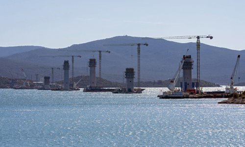 [VIDEO, FOTO] Koronavirus ne ometa gradnju Pelješkog mosta i pristupnih cesta - na gradilištu 614 ljudi, evo kako napreduju radovi