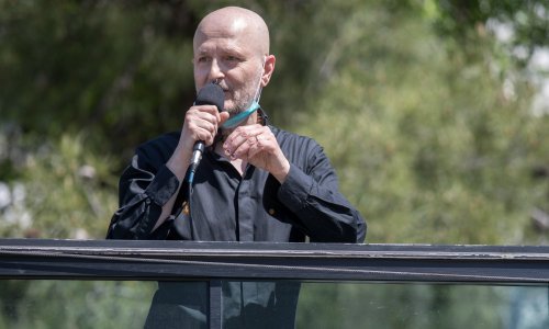 Aktivan i u izolaciji: Damir Urban počastio Riječane koncertom s turističkog autobusa