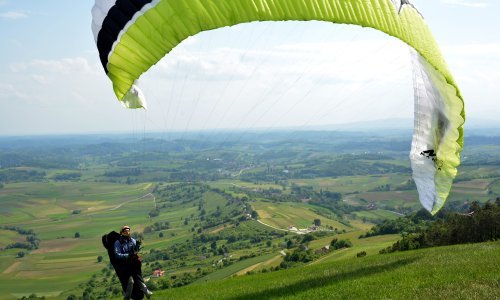 U padu paraglajdera smrtno stradao 49-godišnji muškarac, policija obavlja očevid
