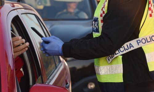 Kontrolirali e-propusnice na Kikovci, pa u automobilu ugledali vrećice s 200 kilograma duhana