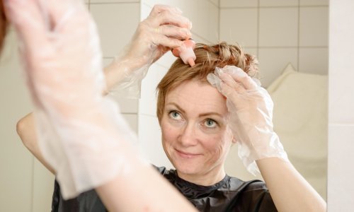 Obojali ste sami kosu kod kuće, ali ne znate kako se riješiti mrlja s kože? Evo nekoliko trikova za njihovo uklanjanje