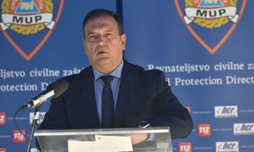 Beroš otkrio nove brojke oboljelih, Capak 'zakopčan' oko popuštanja mjera