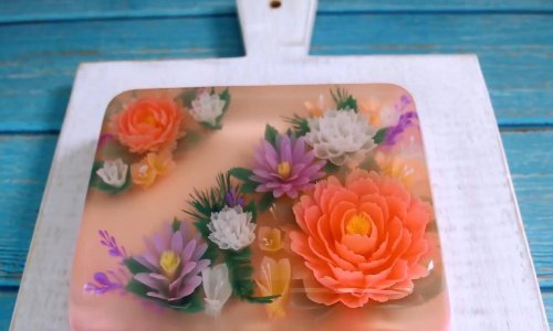 Vješta kuharica radi želatine punjene cvijećem i životinjama