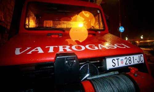 Autom udario u brdo i zaustavio se na rubu provalije